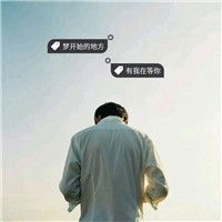 最新版男生蹲着给自己系鞋带的头像图片