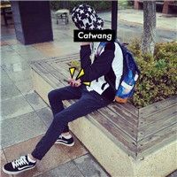 最新版男生蹲着给自己系鞋带的头像图片