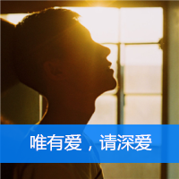 最新版男生蹲着给自己系鞋带的头像图片