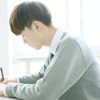 神游在自己世界的听音乐的漫画男生头像图片