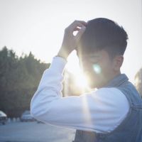 忧郁系帅气的QQ吸烟悲伤的头像男生图片