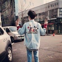 伤感qq情侣头像动漫男生拿手机看女生图片