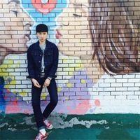 阳光系90后男生坐在购物车的头像图片