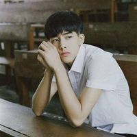 阳光系90后男生坐在购物车的头像图片