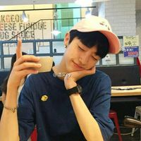 阳光系90后男生坐在购物车的头像图片