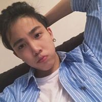 阳光系90后男生坐在购物车的头像图片