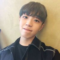 阳光系90后男生坐在购物车的头像图片