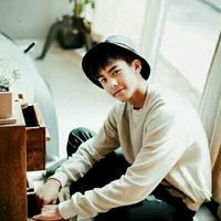 阳光系90后男生坐在购物车的头像图片