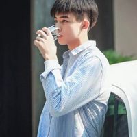 阳光系90后男生坐在购物车的头像图片