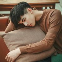 阳光系90后男生坐在购物车的头像图片