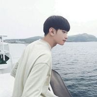 阳光系90后男生坐在购物车的头像图片