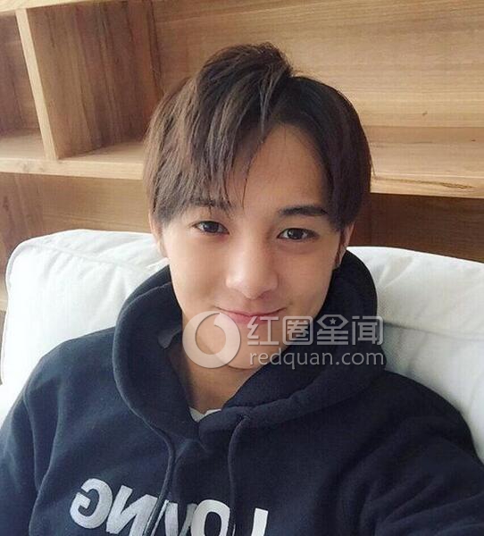 伍嘉成是不是整容了 伍嘉成女朋友是谁图片