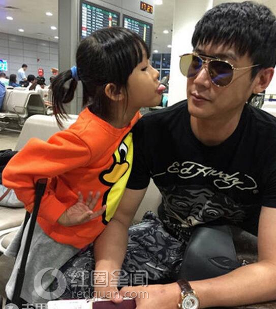 陆毅鲍蕾一家四口照片曝光 陆毅晒两女儿近照图片