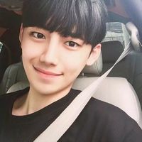 精选帅气韩系男生笑黑化头像图片