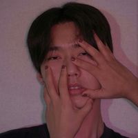 最新的可爱男生伤感头像图片带字图片
