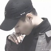 最新的西装男生头像黑底图片