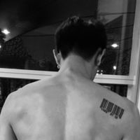 最新的西装男生头像黑底图片