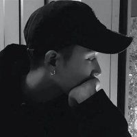 最新的西装男生头像黑底图片