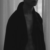 最新的西装男生头像黑底图片