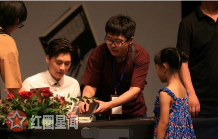 李易峰的现任女友居然是她 李易峰为什么我总是躺枪图片