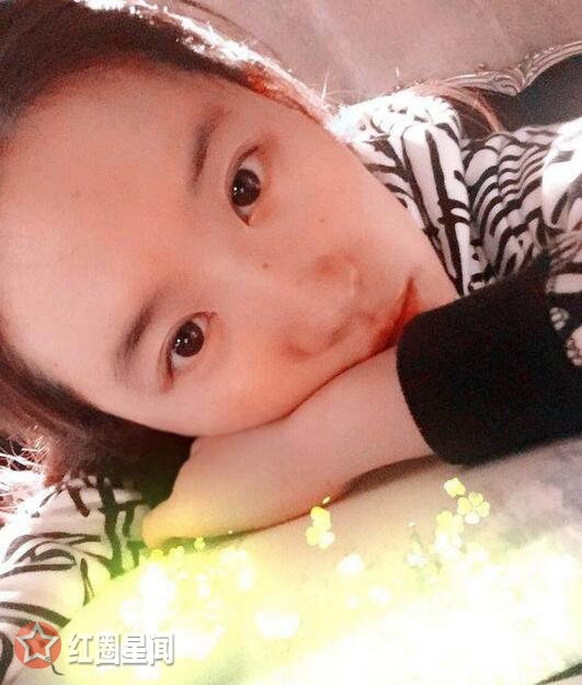 刘亦菲素颜反差惊呆众人 刘亦菲素颜吃火锅直呼太爽图片