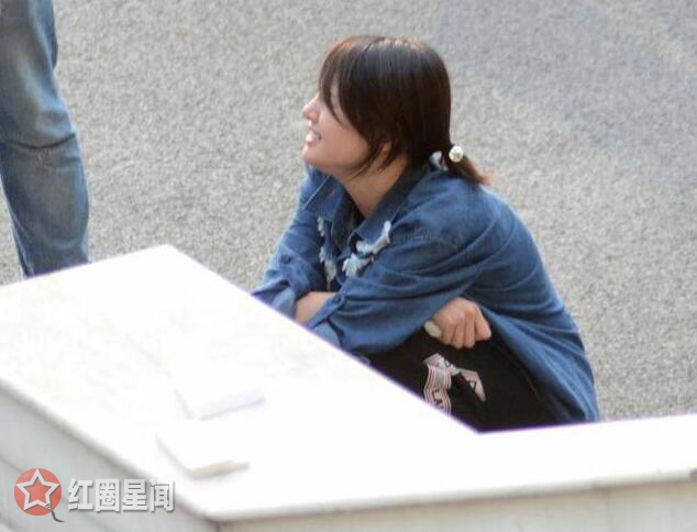独家曝光杨洋的女朋友是郑爽吗 郑爽蹲地与助理热聊丝毫不顾及形象图片