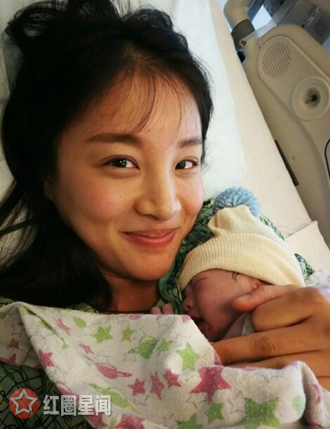内地男演员陈龙怎么不红了 陈龙二胎儿子出生一家四口幸福温馨图片