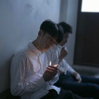 帅气拿手机耍酷的男生失恋霸气头像动漫图片