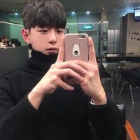 帅气拿手机耍酷的男生失恋霸气头像动漫图片