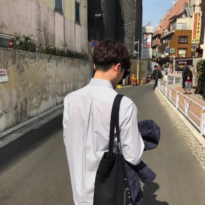 黑白忧伤qq头像男生背影图片