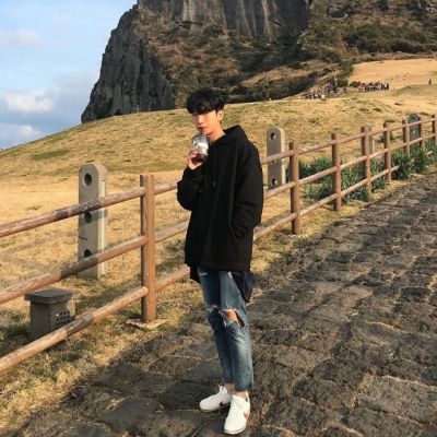 黑白忧伤qq头像男生背影图片