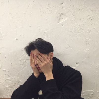 黑白忧伤qq头像男生背影图片