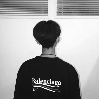 黑白忧伤qq头像男生背影图片