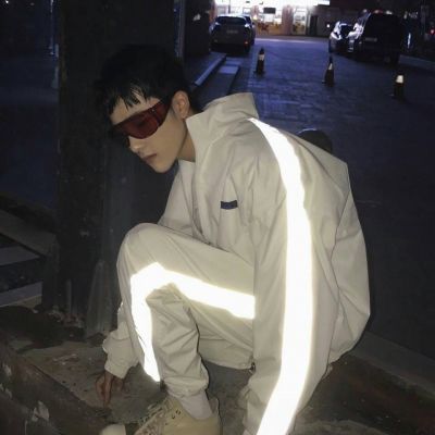 帅气高冷的戴帽子背影头像男生头像图片