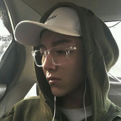 霸气成熟的红色衣服漫头像男生图片图片