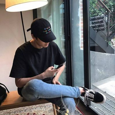 最霸气超拽的求一个男生抱着猫的动漫头像图片