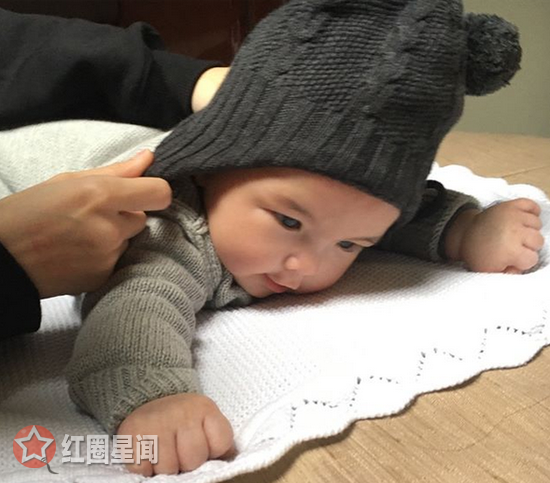 周杰伦儿子正面照曝光 INS周杰伦晒娃大眼呆萌
