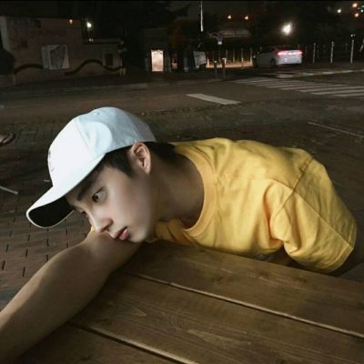 又霸气又伤感的男生头像伸舌头图片