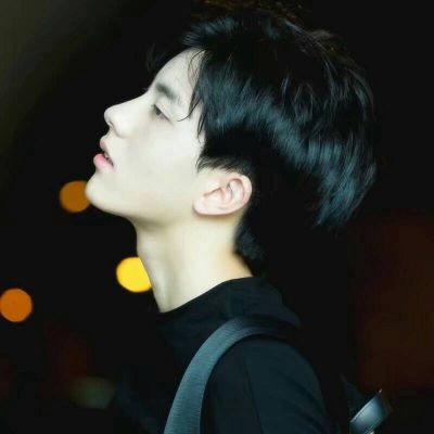 又霸气又伤感的男生头像伸舌头图片