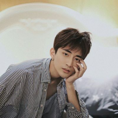 阳光帅气的纹身头像男生图片