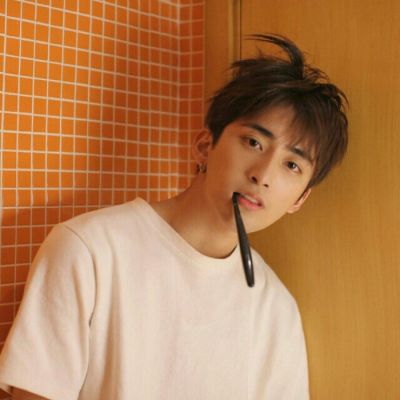 阳光帅气的纹身头像男生图片