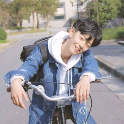阳光帅气的纹身头像男生