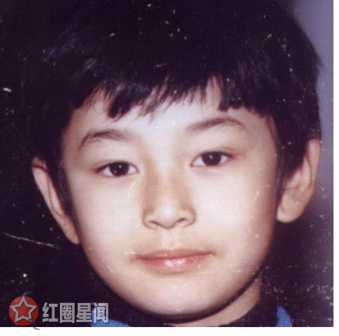 小海绵正面照片曝光令人惊讶 儿子遗传baby黄晓明高颜值图片