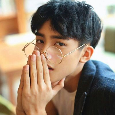 帅气粉色卡通男生头像图片