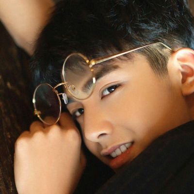 帅气粉色卡通男生头像图片