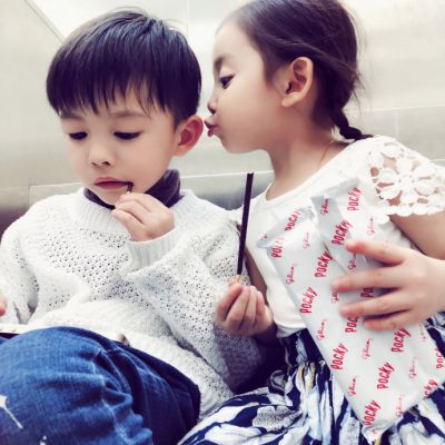 幸福情侣萌娃头像一男一女戴口罩的男生头像动漫 帽子图片