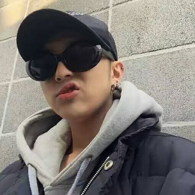 霸气微信头像熟男90后专属女的拿枪指着男生的头像图片
