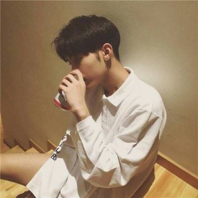霸气微信头像熟男90后专属女的拿枪指着男生的头像图片