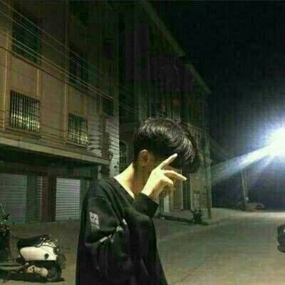 霸气微信头像熟男90后专属女的拿枪指着男生的头像图片