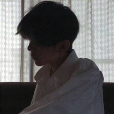 霸气微信头像熟男90后专属女的拿枪指着男生的头像图片